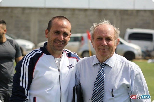 מאמן באקה אבי סבג עם המשקיף אריה וולף